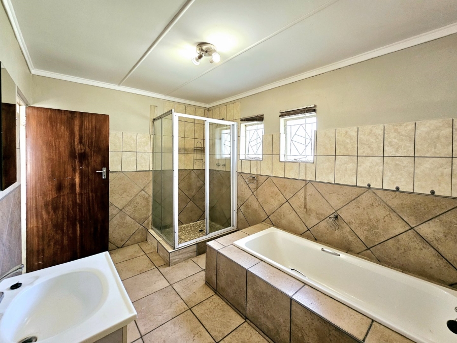 6 Bedroom Property for Sale in Bloemfontein Rural Free State